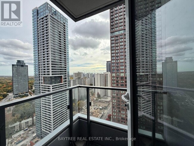 Photo du bâtiment - 395 Bloor St E