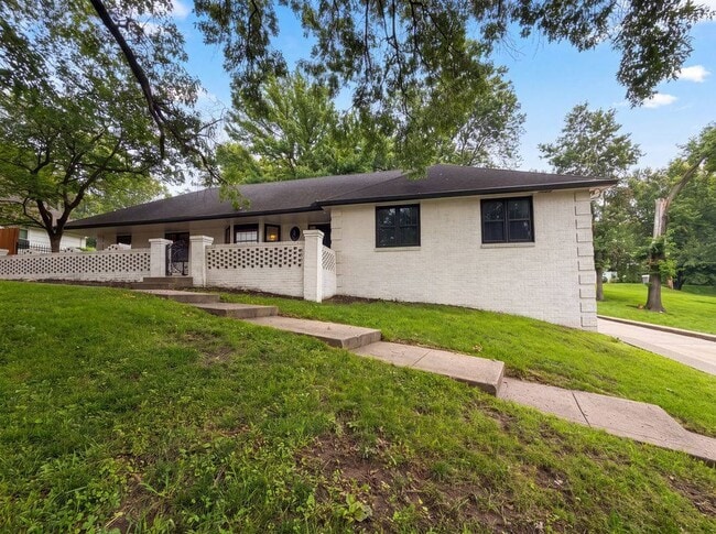 Foto del edificio - 4321 NW Briarcliff Ln