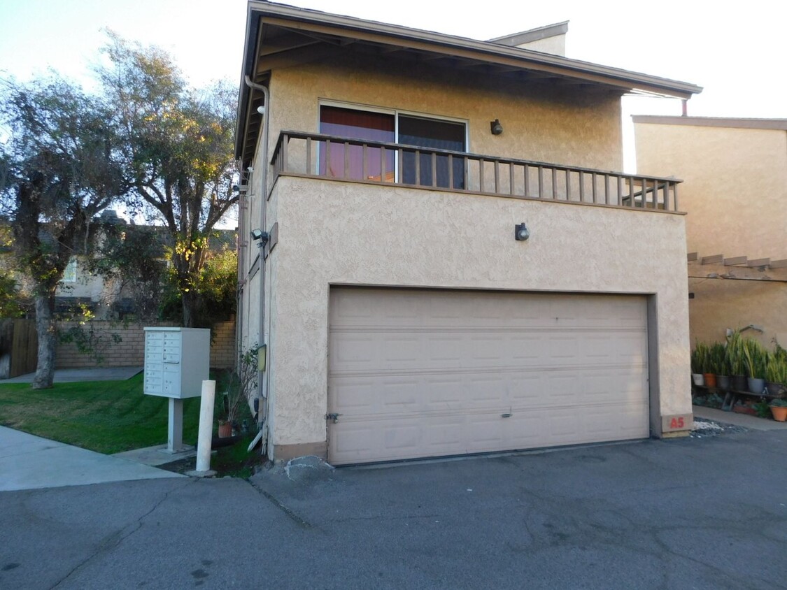 Foto principal - 2 Story Townhome Style 3 bedroom, 2.5 bath...