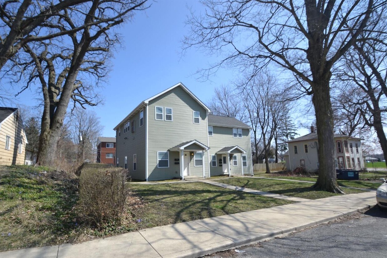 357 S Greenwich St Unit 2, Valparaiso, IN 46383 Condo for Rent in