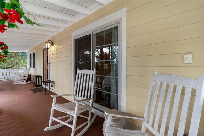 Foto del edificio - 2 Bedroom, 1 Bath furnished Cottage