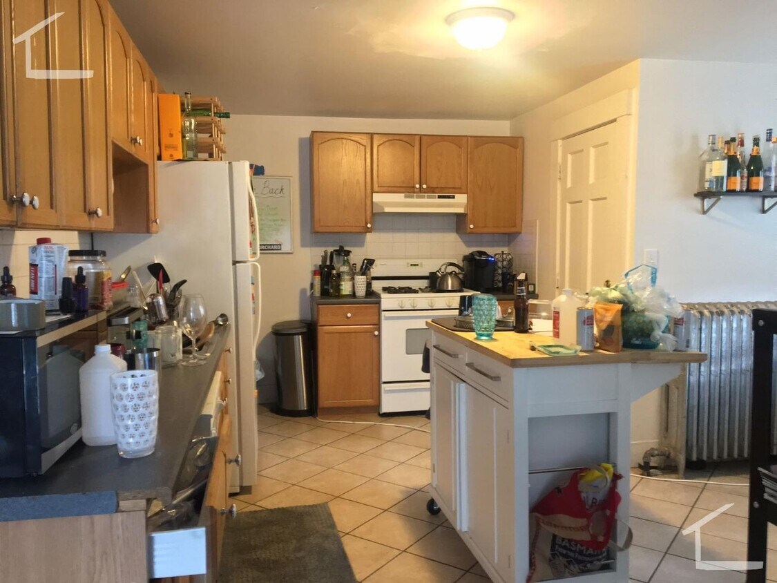 Nicely located 3 bed near the Green Line and BU - Nicely located 3 bed near the Green Line a...