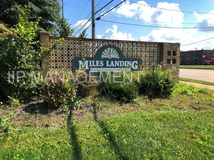 Updated 2BD1.5BA Townhouse Miles Landing Townhome Rentals in Warrensville Heights OH