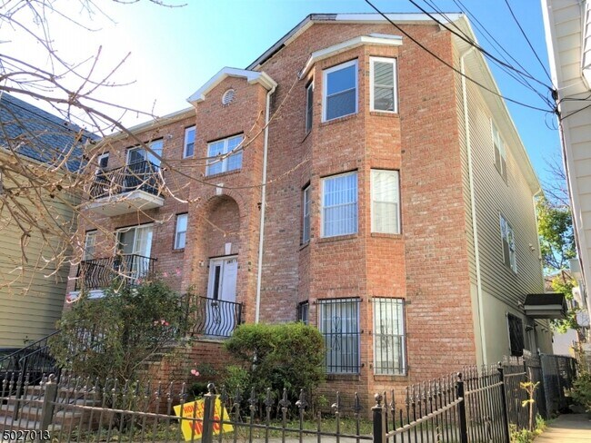 Building Photo - 365 S 19th St
