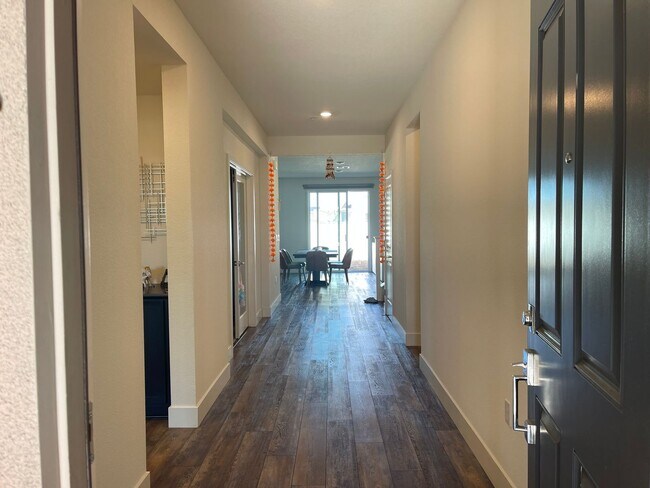 Building Photo - Wonderful Nearly New 5 bedroom Home
