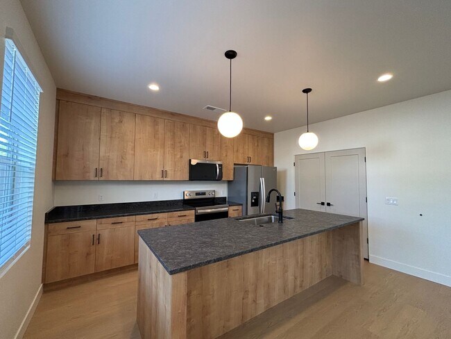 Foto del edificio - BRAND NEW TOWNHOME FOR RENT!