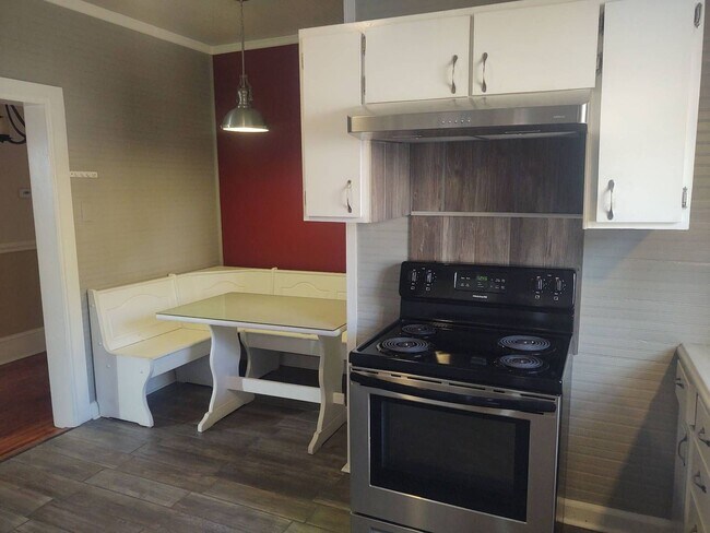 Foto del edificio - 4 bedroom 2 bathroom pet friendly house!