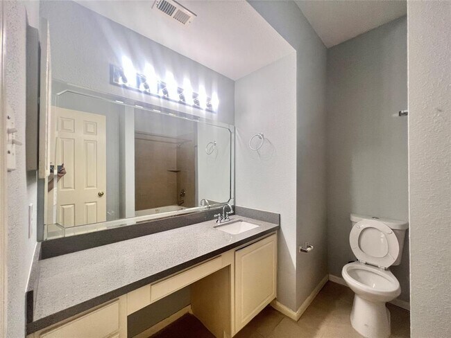 Building Photo - 2255 Braeswood Park Dr