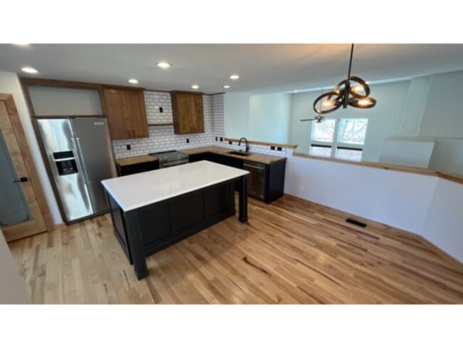 Foto del edificio - Beautiful updated Townhome with lots of natural light!