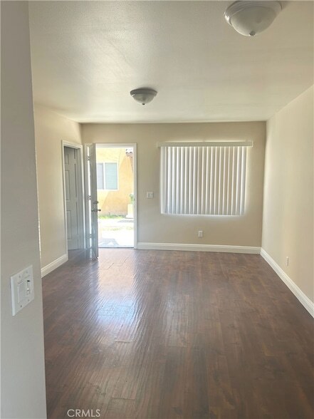 Building Photo - 626 W 59th Pl