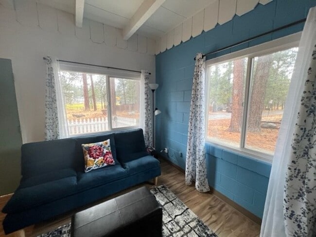 Building Photo - Cozy furnished duplex apartment available ...