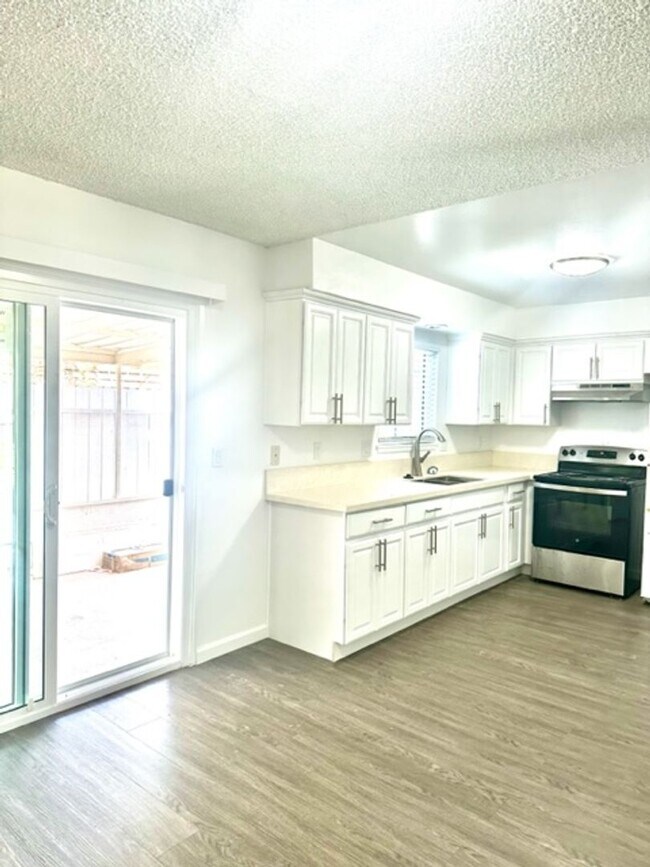 Building Photo - MOVE IN SPECIAL 1/2 OFF FIRST MONTHS RENT!