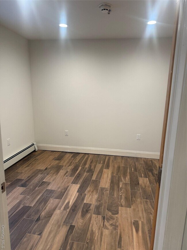 Foto del edificio - 106 Hempstead Turnpike