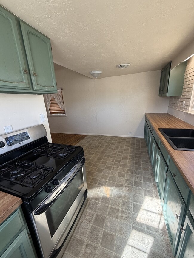 Building Photo - 212 E 8th Ave