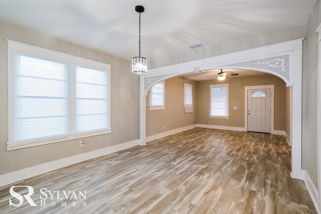 Building Photo - Charming 3BR, 1BA renovated home