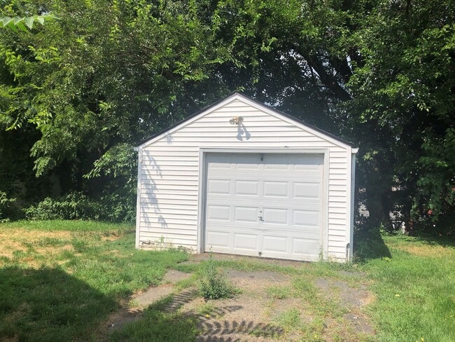 Building Photo - 3 Bedroom Canton Home