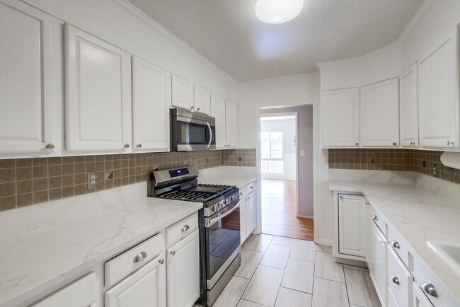 Foto del edificio - Wonderful SINGLE FAMILY Home with 2 Units ...