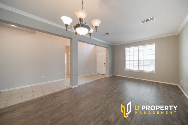Foto del edificio - Location! Location! Two bedrooms downstair...