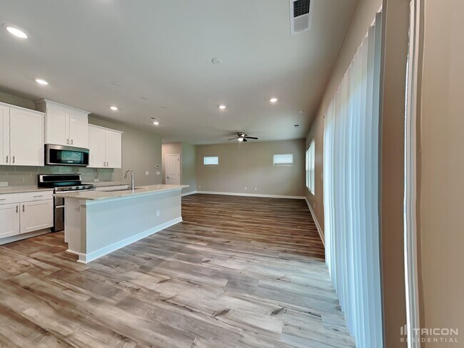 Building Photo - 4013 Woodland View Dr
