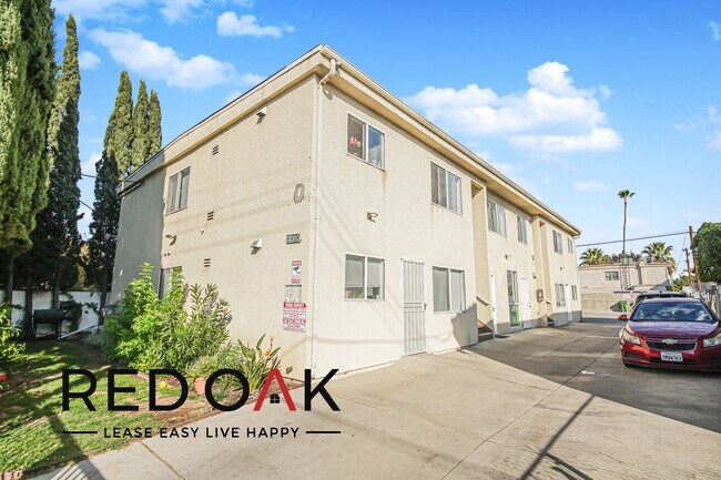 Foto del edificio - Spacious, Remodeled, One Bedroom with Stai...