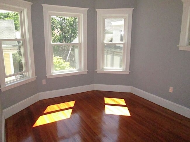 Foto del edificio - 9/1/26 - No Fee! Renovated Tufts-area 3BR!