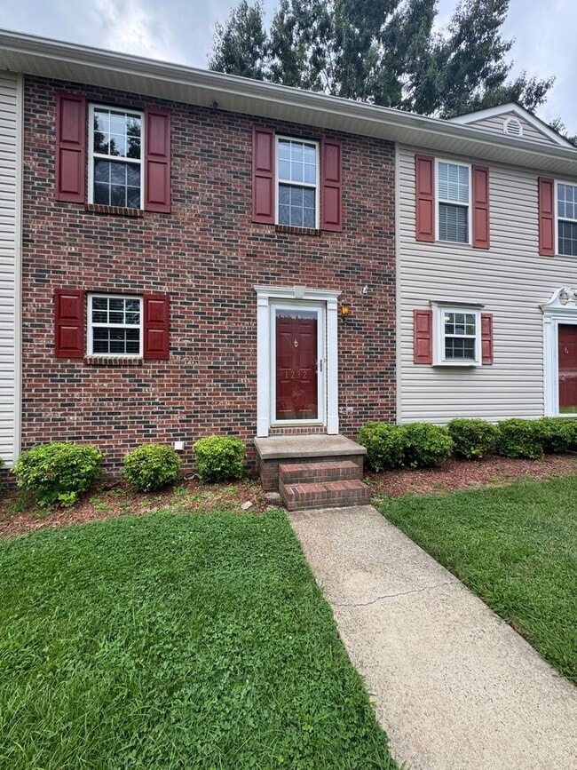 Building Photo - 1232 Camelot Ct