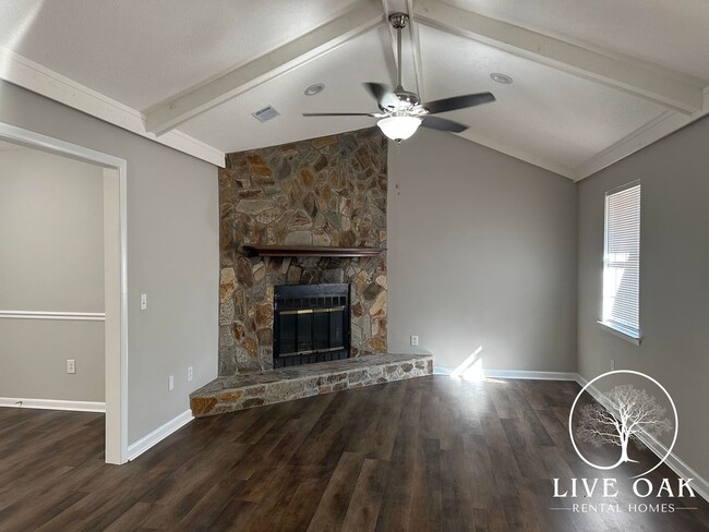 Foto del edificio - 706 Robin Hood Dr