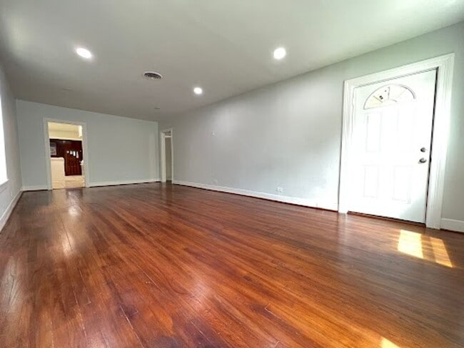 Building Photo - 2420 White Oak Dr