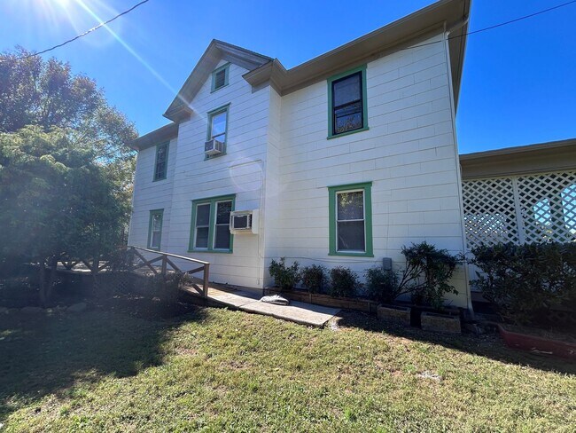 Building Photo - Spacious 3 BR home, Minutes to Medical Cen...