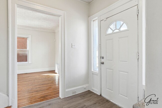 Foto del edificio - Stunning 3 Bedroom 1 Bath Colonial - Detroit