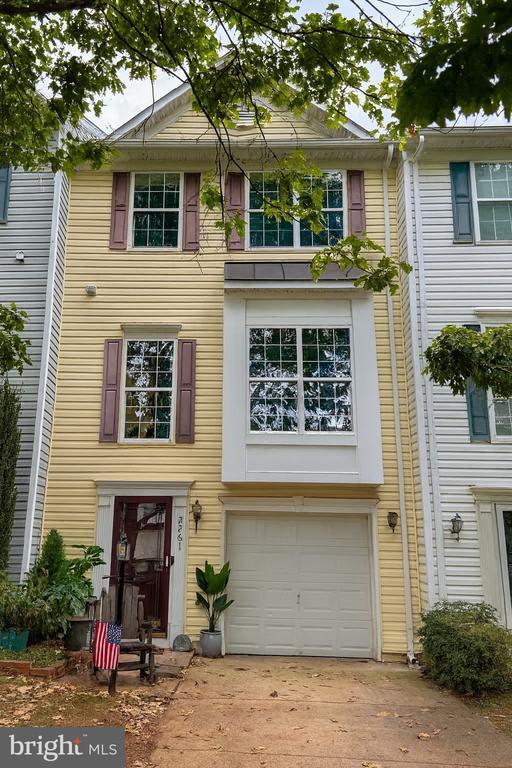 Building Photo - 2261 Forsythia Dr