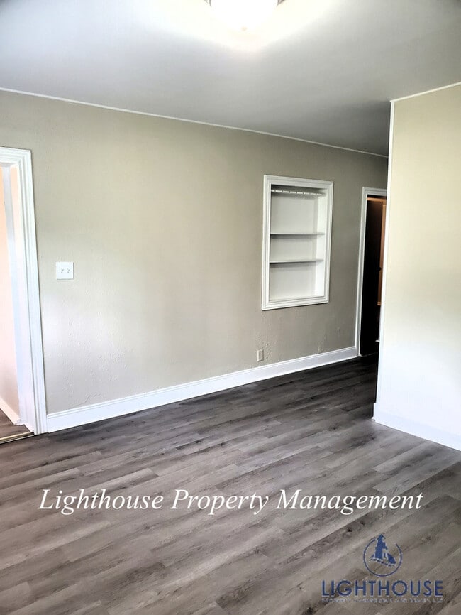 Building Photo - NEWLY RENOVATED 3 bed/2 bath!
