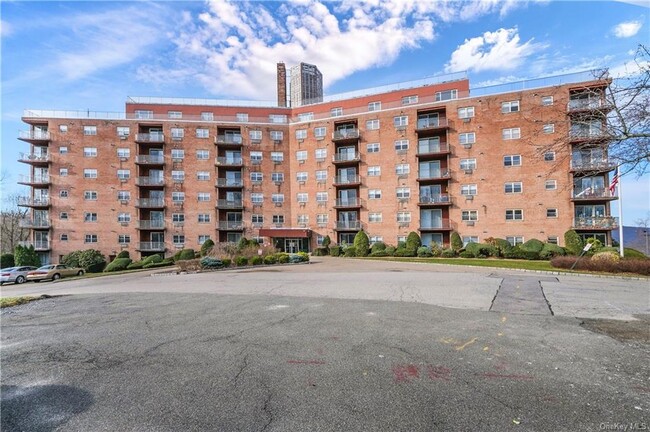 Building Photo - 1 Lakeview Dr