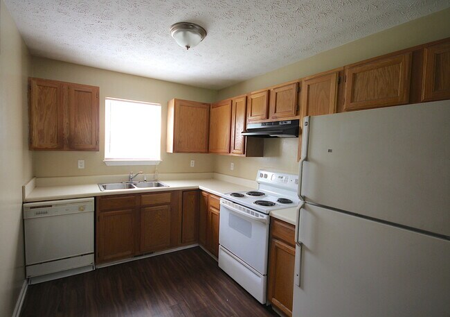 Building Photo - Spacious 4BR/2BA Brainerd Home Move In Ready!