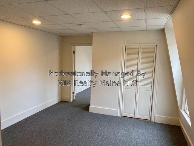 Building Photo - 596 Preble St