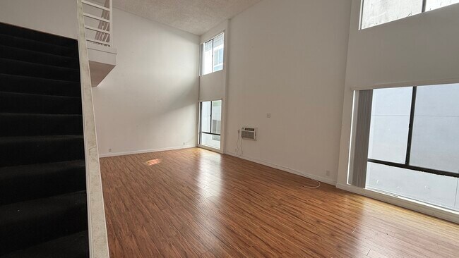 Foto del edificio - 7044 Hawthorn Ave