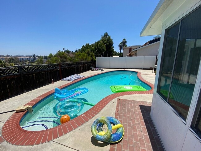 Building Photo - Newly Renovated 4BD/2BA w/ POOL!!