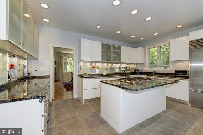 Foto del edificio - 4709 Foxhall Cres NW
