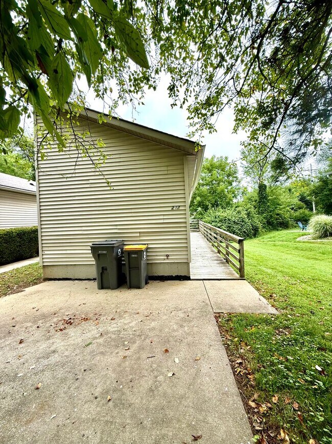 Building Photo - 3 Bedroom Available JUNE 2026;  Monthly re...