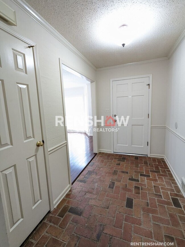 Building Photo - Wonderfully Renovated 5/3.5 Germantown Hom...