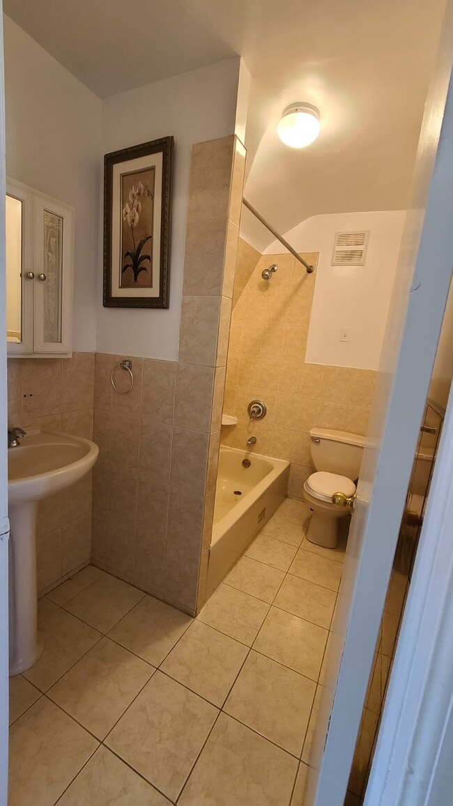 Full bathroom - 1114 E 35th St