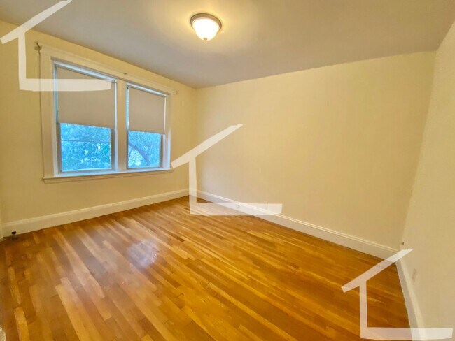 Building Photo - Charming 1 Bedroom