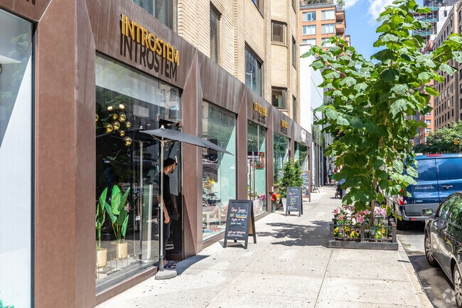 Tiendas - 1114-1120 Madison Ave