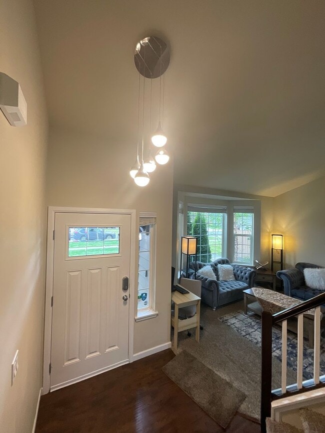Building Photo - Spacious 4 bedroom Home