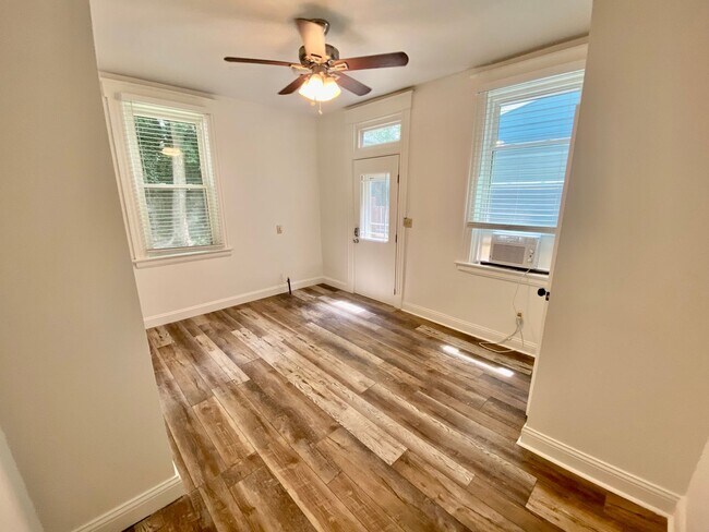 Foto del edificio - PRE LEASE FOR 2025 Awesome 5 Bed/2 Bath on...