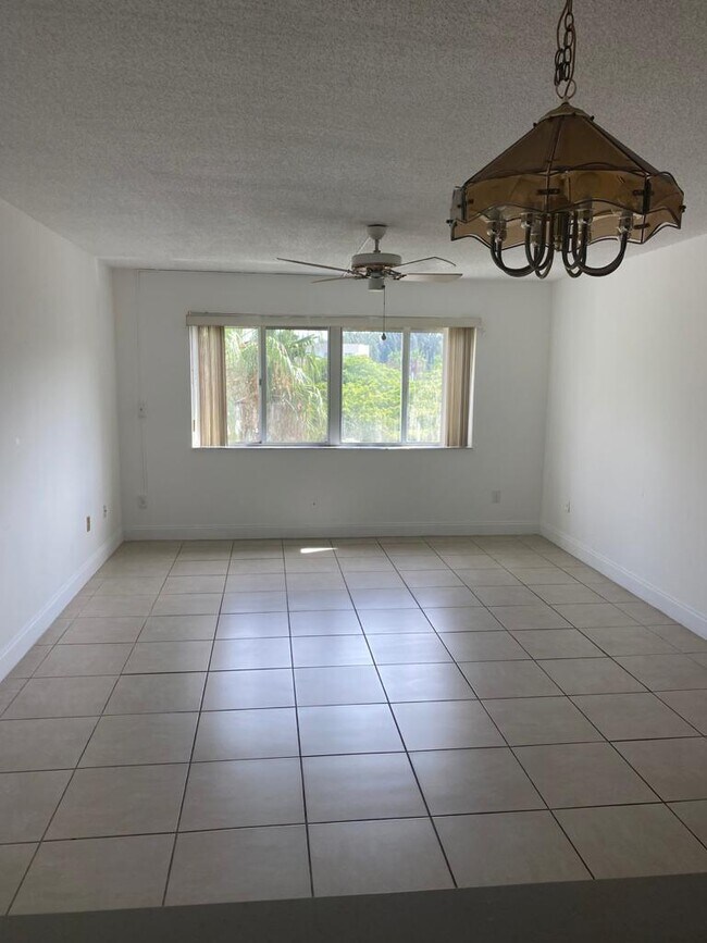 Foto del edificio - 14830 Naranja Lakes Blvd