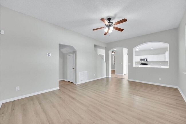 Building Photo - Nice 3/2.5 Home in East Orlando with 2-Car Garage