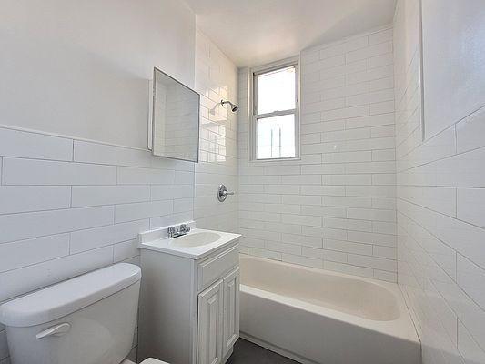 Foto del edificio - 3 bedroom in BRONX NY 10473