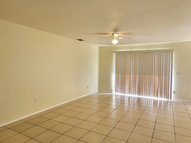 Building Photo - Spacious Rooms~Sunny~Large Yard~3Beds2Bath...