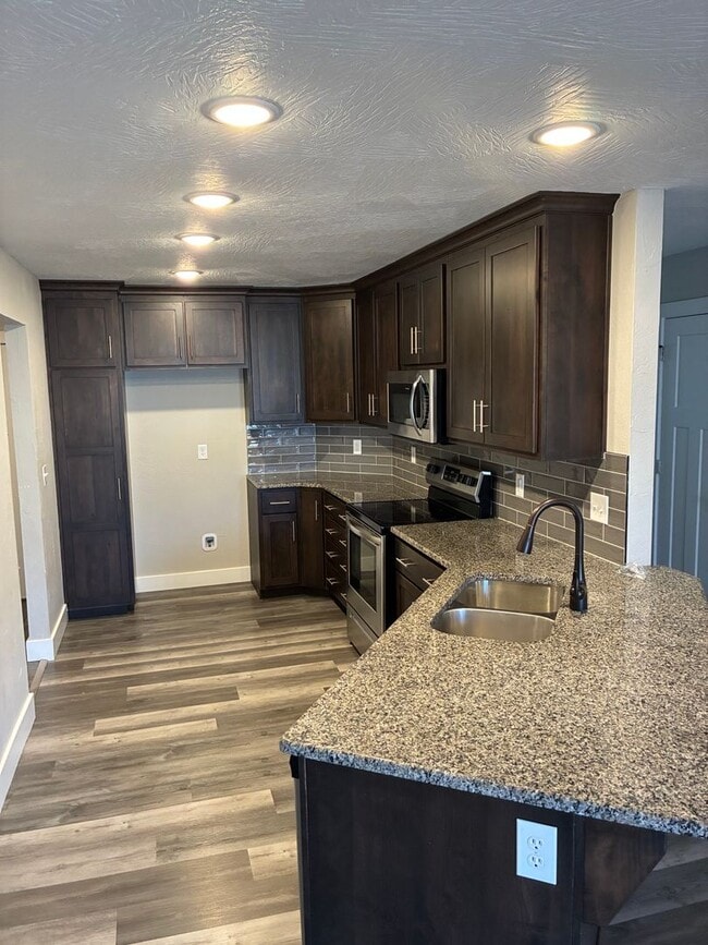 Building Photo - Beautiful 3 bedroom, 2 bath, 2 car garage duplex in Ozark! Spacious, granite with open / split be...